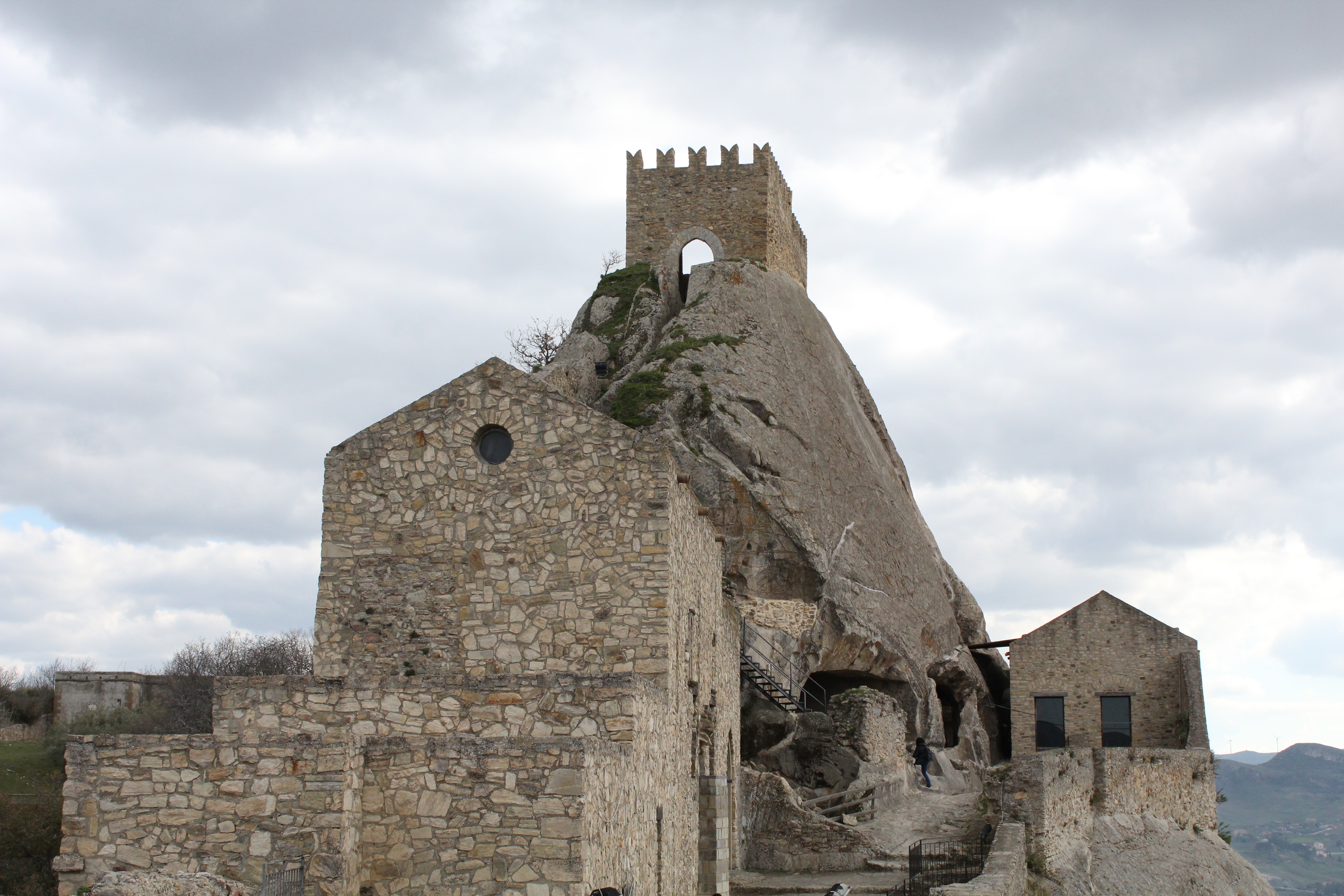 Sperlinga: the castle and the rocky hamlet